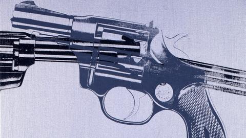Das Gemälde "Gun" des US-Künstlers Andy Warhol zeigt zwei liegende Pistolen.