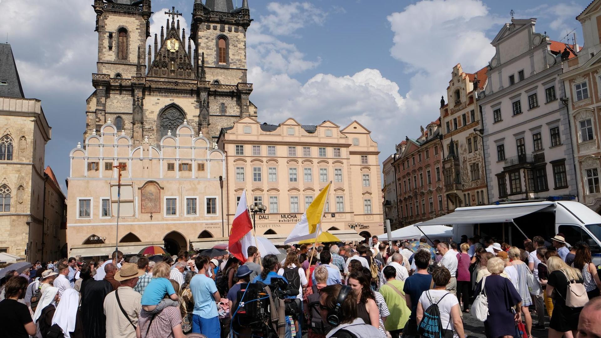 Menschenauflauf auf dem Prager Altstädter Ring