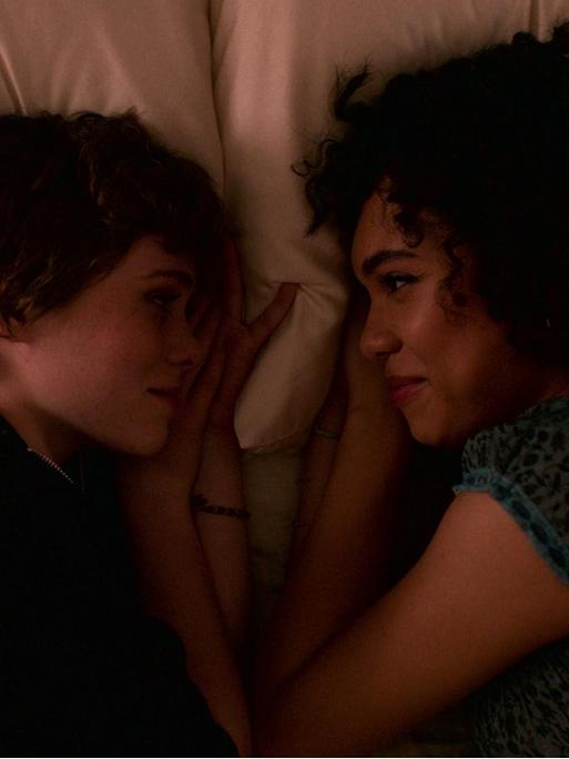 Im Still aus "I Am Not Okay With This" liegen die Protagonistinnen einander gegenüber im Bett und schauen sich an.