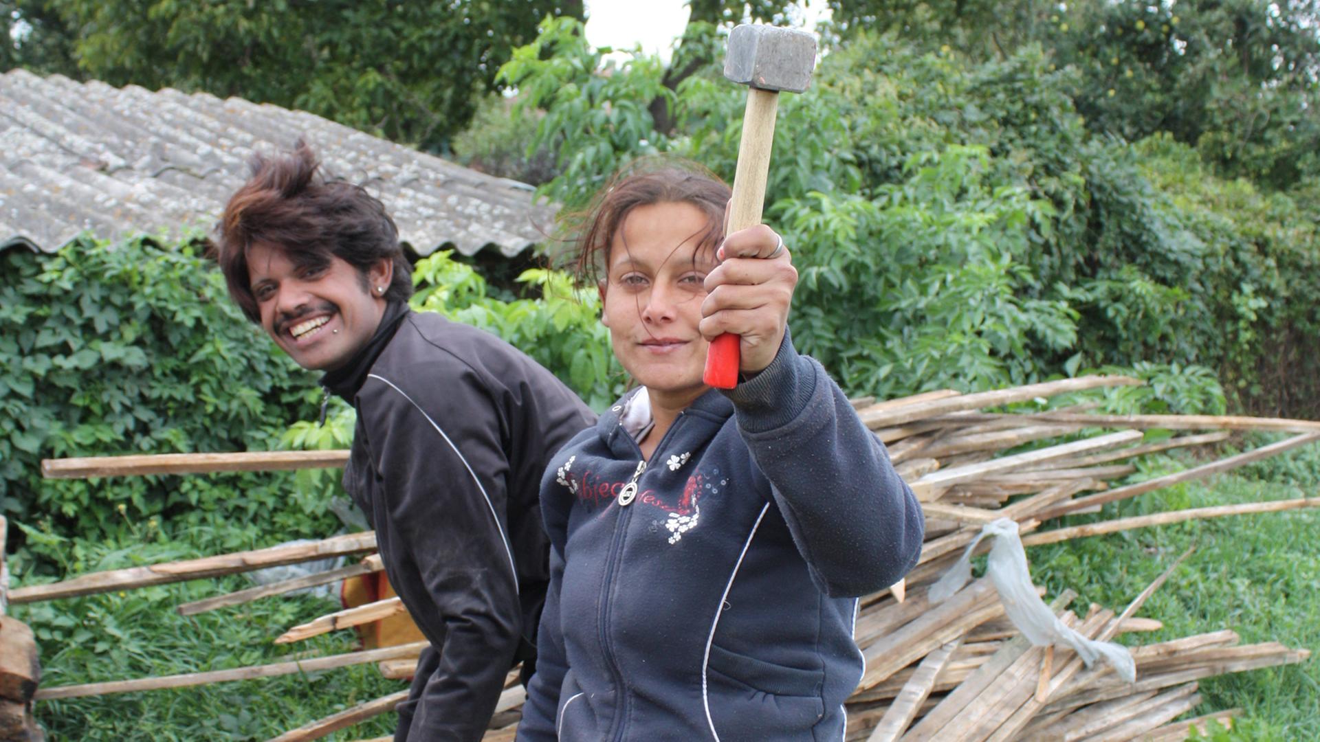 Eine Familie der Roma-Minderheit repariert ihr Haus.