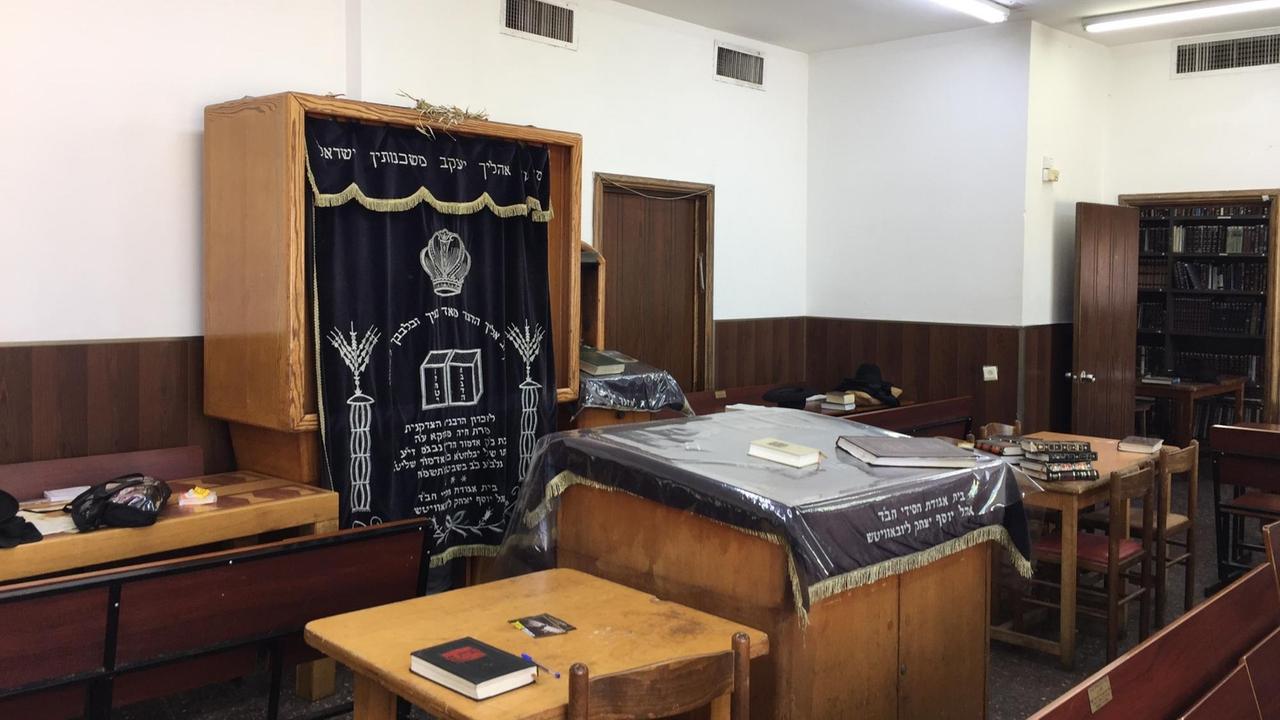 Ein Studierzimmer im Chabad-Haus in Kfar Chabad - mit Thora und Büchern. (Foto: Lissy Kaufmann)