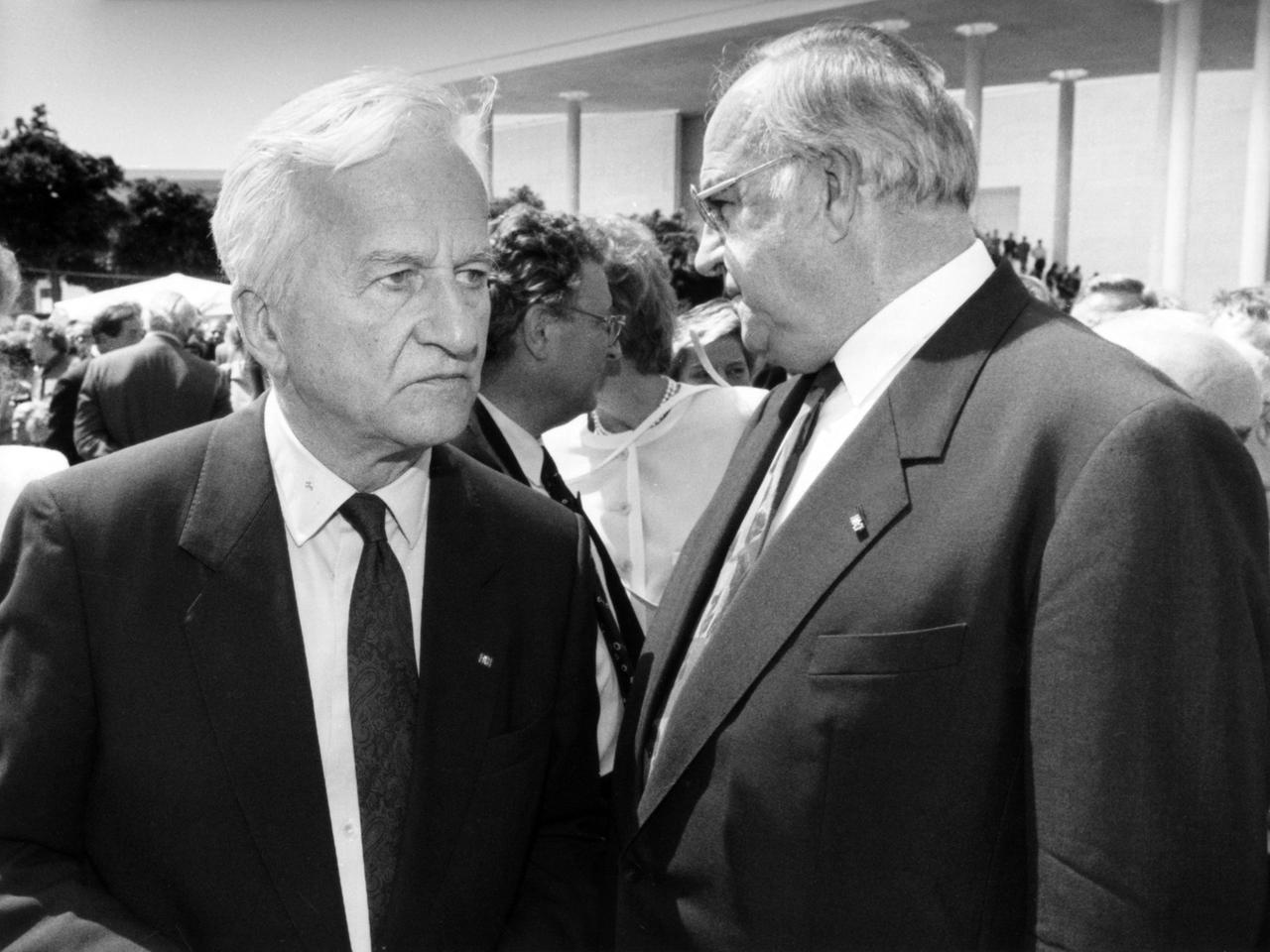 Richard von Weizsäcker und Helmut Kohl, im Hintergrund mehrere Menschen und das Vordach der Kunst- und Ausstellungshalle.