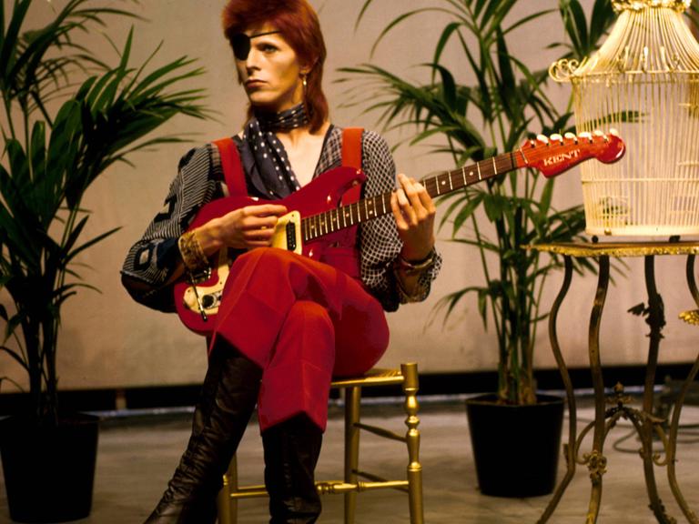 David Bowie spielt bei einem TV-Auftritt im Jahr 1976 seinen Song "Rebel Rebel".