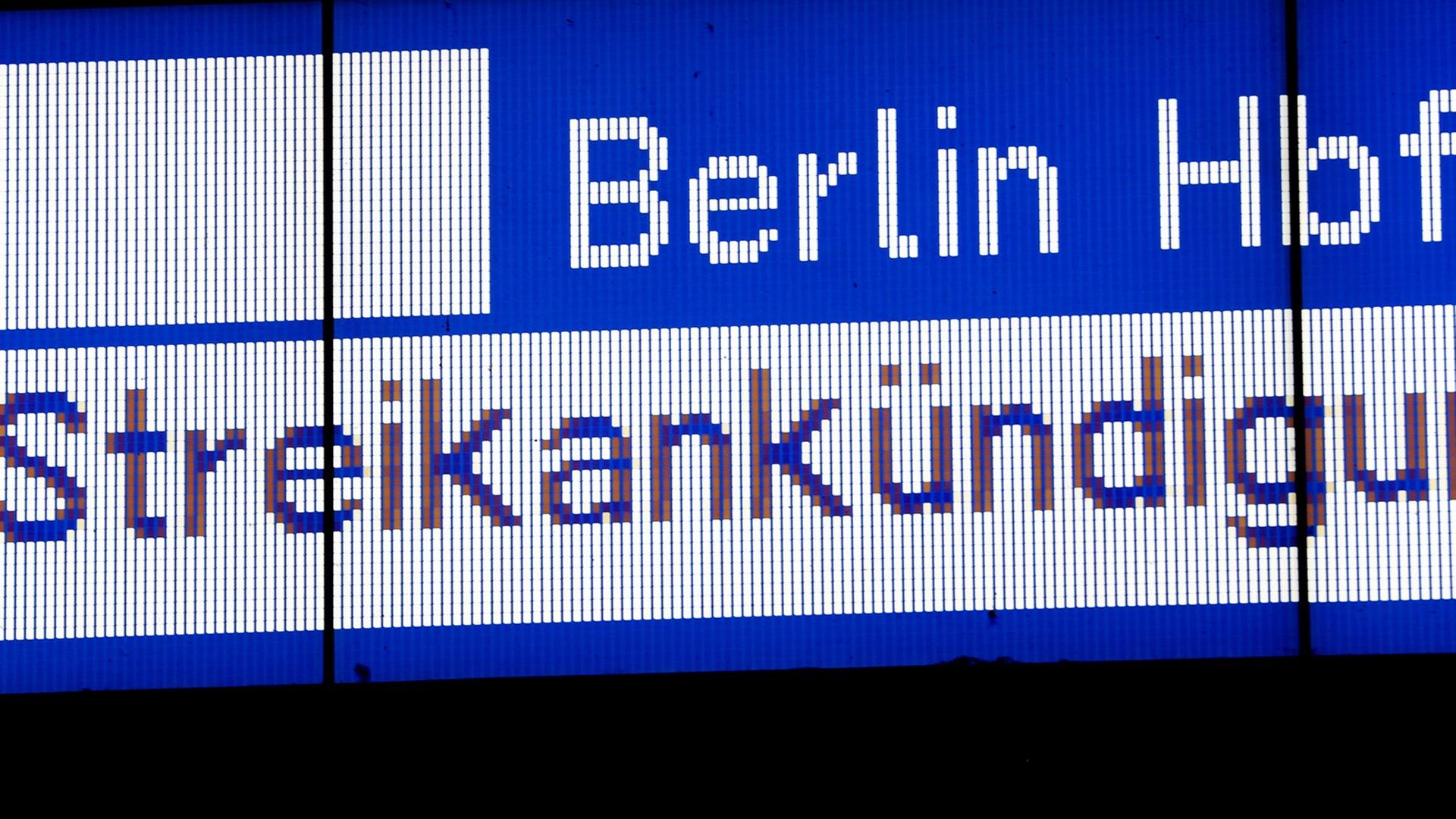 Ein Display warnt Reisende am 15.10.2014 auf dem Hauptbahnhof in Potsdam (Brandenburg) vor dem bevorstehenden Streik der Lokführer. Schon vor Beginn des 14-stündigen Lokführerstreiks kommt es am Mittwoch in Berlin und Brandenburg zu Zugausfällen.