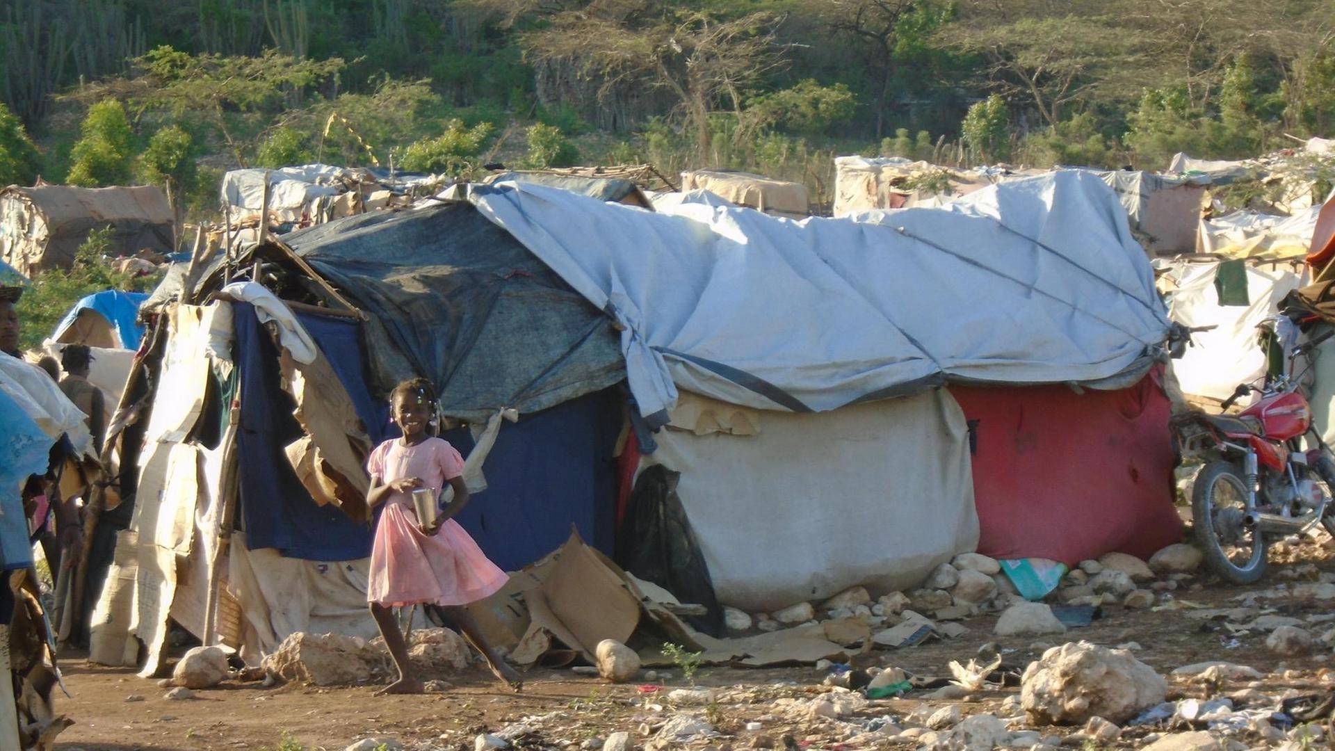 Ein kleines Mädchen vor einer Hütte in dem Flüchtlingslager Parc Cadeau bei Anse-à-Pitres in Haiti