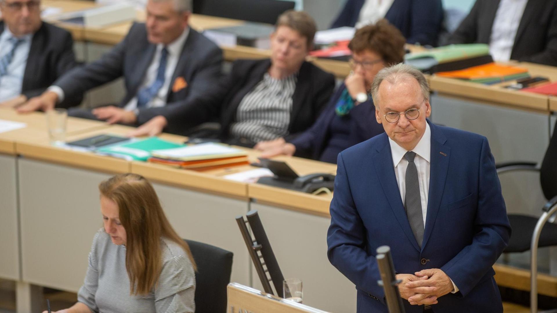 Im Landtag von Sachsen-Anhalt steht Ministerpräsident Reiner Haseloff rechts vorn am Rednerpult und spricht.