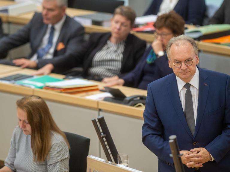 Im Landtag von Sachsen-Anhalt steht Ministerpräsident Reiner Haseloff rechts vorn am Rednerpult und spricht.