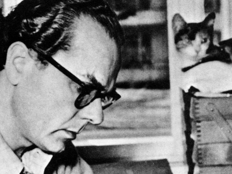 Porträt von Arno Schmidt mit seinem Zettelkasten, ca. 1955.