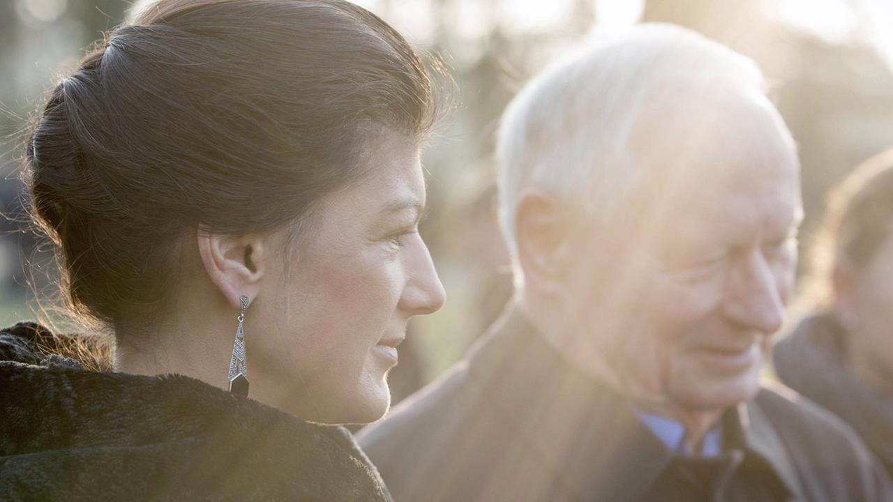 Sahra Wagenknecht und Oskar Lafontaine bei der Kranzniederlegung anlässlich des 99. Jahrestages der Ermordung von Rosa Luxemburg und Karl Liebknecht an der Gedenkstätte der Sozialisten in Berlin-Friedrichsfelde 