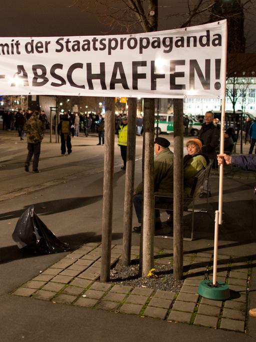 Teilnehmer einer Kundgebung der Pegida beteiligen sich am 15.12. 2014 an einer Kundgebung in Dresden.
