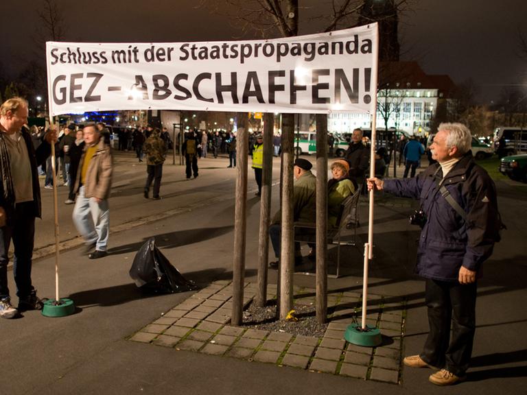 Teilnehmer einer Kundgebung der Pegida beteiligen sich am 15.12. 2014 an einer Kundgebung in Dresden.