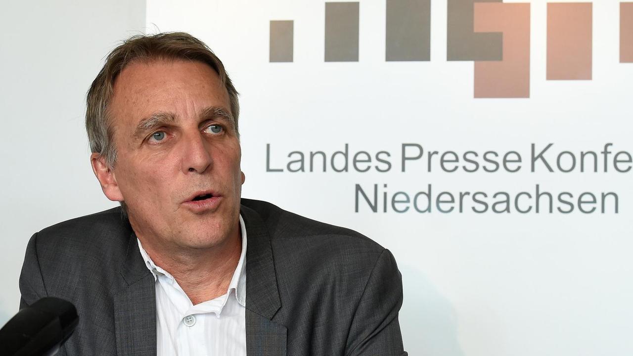 Niedersachsens Umweltminister Stefan Wenzel spricht bei einer Pressekonferenz