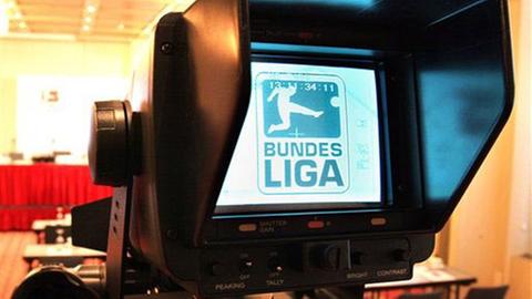 Das Logo der Deutschen Fußball Liga DFL im Sucher einer Fernsehkamera vor einer Pressekonferenz in Frankfurt am Main, anlässlich des Beginns der Ausschreibung der audiovisuellen Verwertungsrechte an der Fußball-Bundesliga.