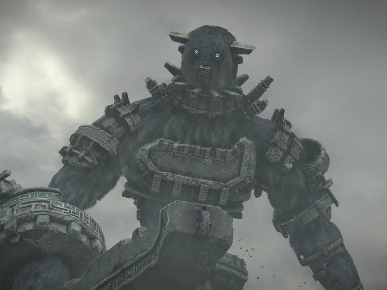 Screenshot aus dem Computrspiel Shadow of the Colossus. es zeigt ein großes Monster und eine sehr kleine Spielfigur