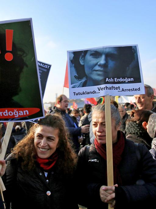 Kurden und Aleviten am 12. November 2016 in Köln: Sie demonstrieren mit Plakaten gegen die Verhaftung der Schriftstellerin Asli Erdogan.