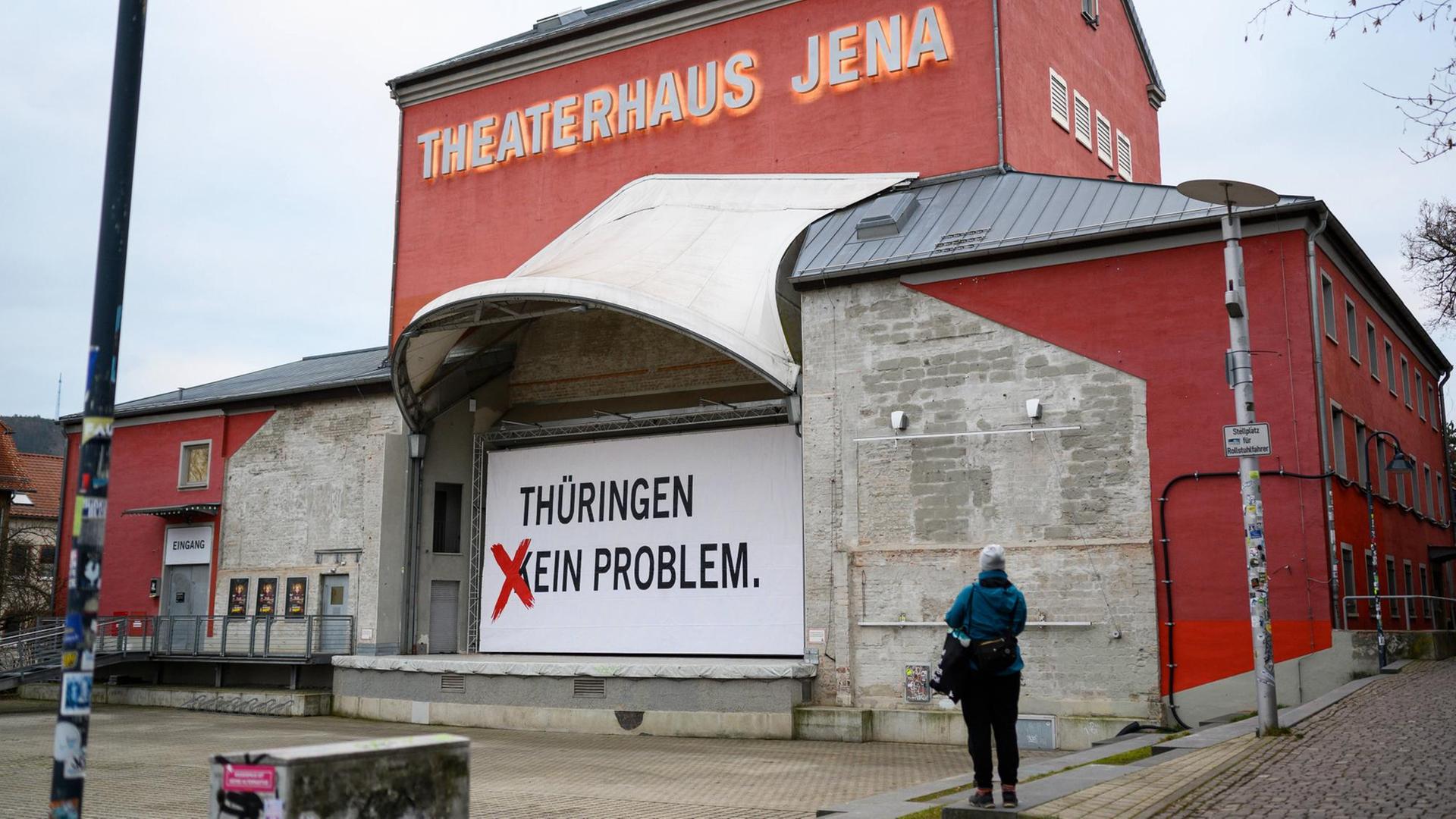 Das Theaterhaus Jena hat die Aufschrift "Thüringen - kein Problem" zu "Thüringen - ein Problem" geändert.