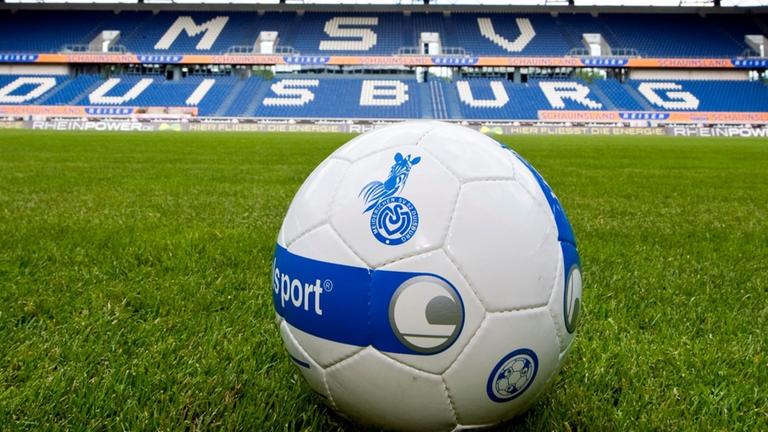 Ein Fußball liegt im Stadion des MSV Duisburg.
