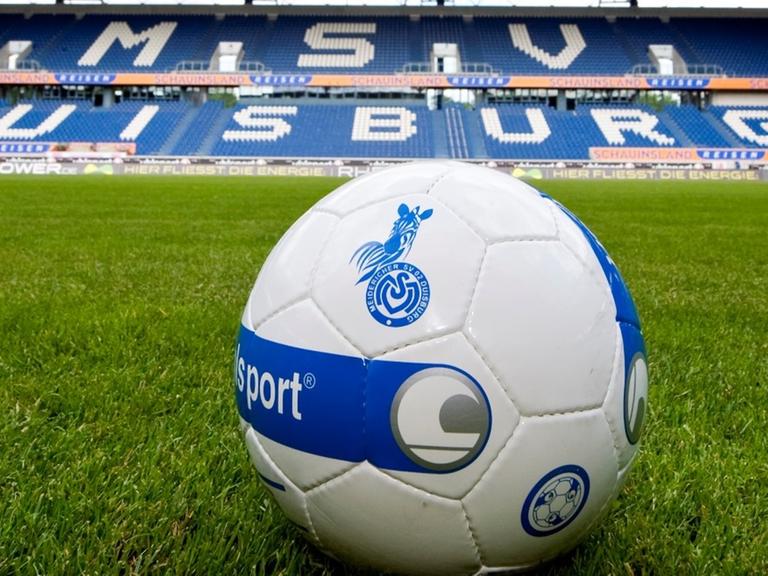 Ein Fußball liegt im Stadion des MSV Duisburg.
