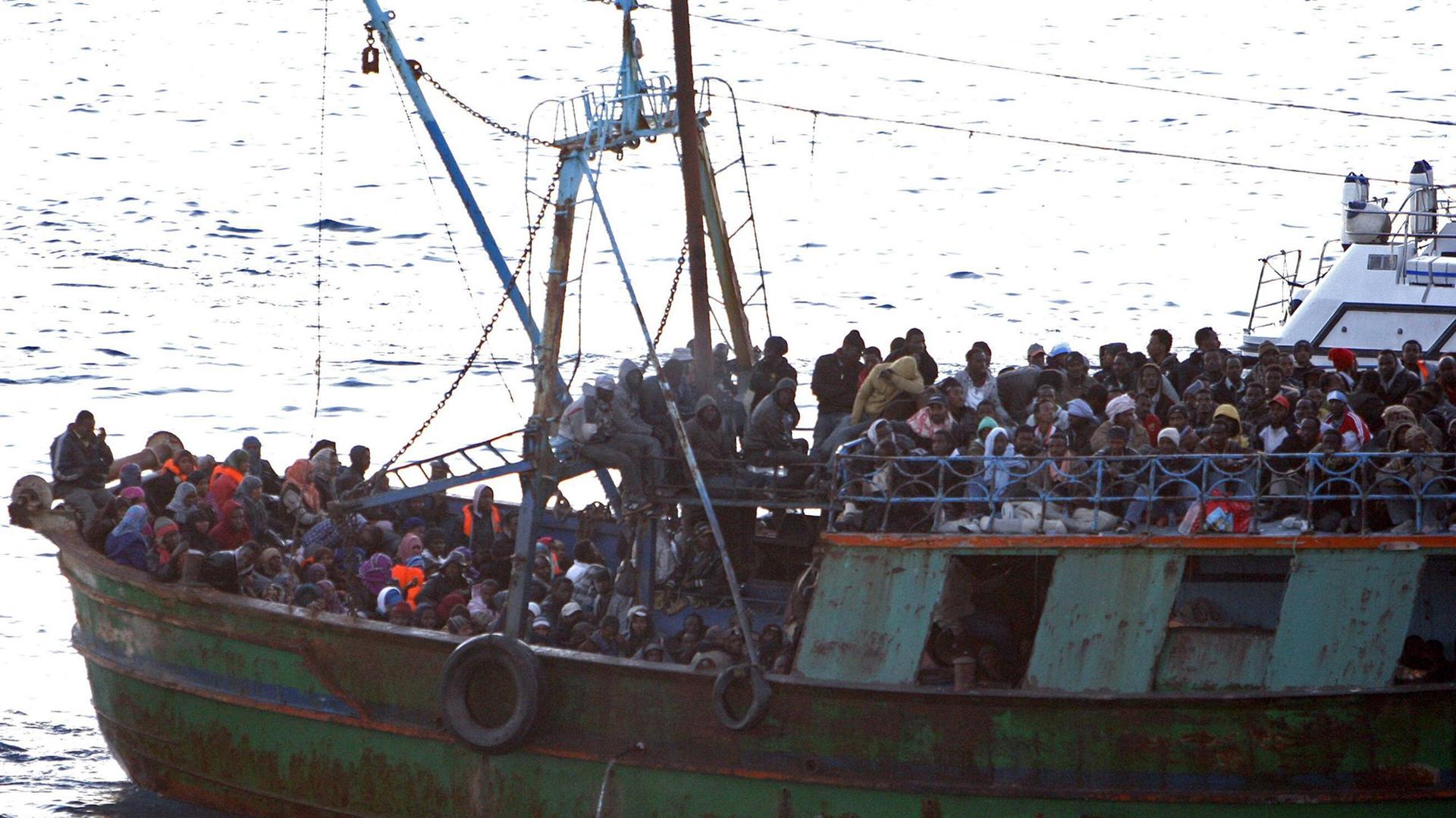 Ein Schiff vor Lampedusa mit Flüchtlingen aus Libyen.
