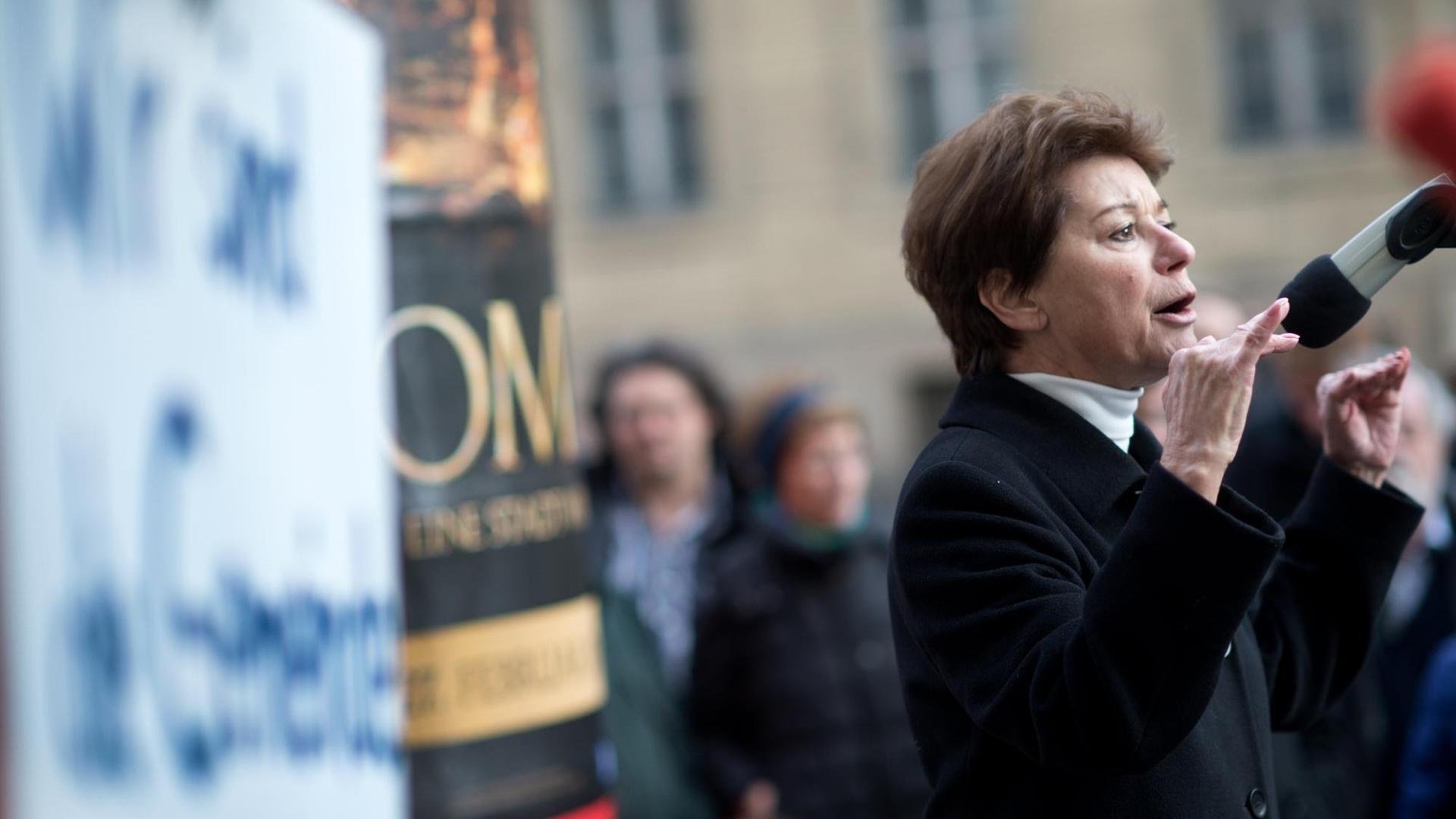 Die ehemalige Vorsitzende der Jüdischen Gemeinde zu Berlin, Lala Süsskind, hält am 20.02.2014 bei einer Demonstration vor der neuen Synagoge in Berlin-Mitte für "demokratische Standards, gegen Wahlbetrug und Stimmenklau" eine Rede. Die Gruppe um die ehemalige Vorsitzende Süsskind, und den ehemaligen Antisemitismusbeauftragten Salomon fordert Neuwahlen für die Vertreter der größten jüdischen Gemeinde in Deutschland.