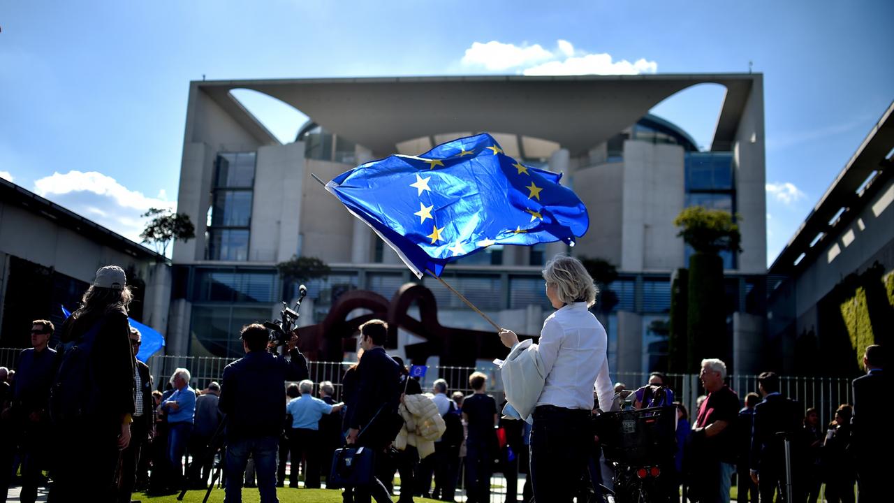 Zuschauer mit Europa-Flaggen stehen am 15. Mai 2017 in Berlin vor dem Bundeskanzleramt beim Antrittsbesuch des französischen Präsidenten Macron.