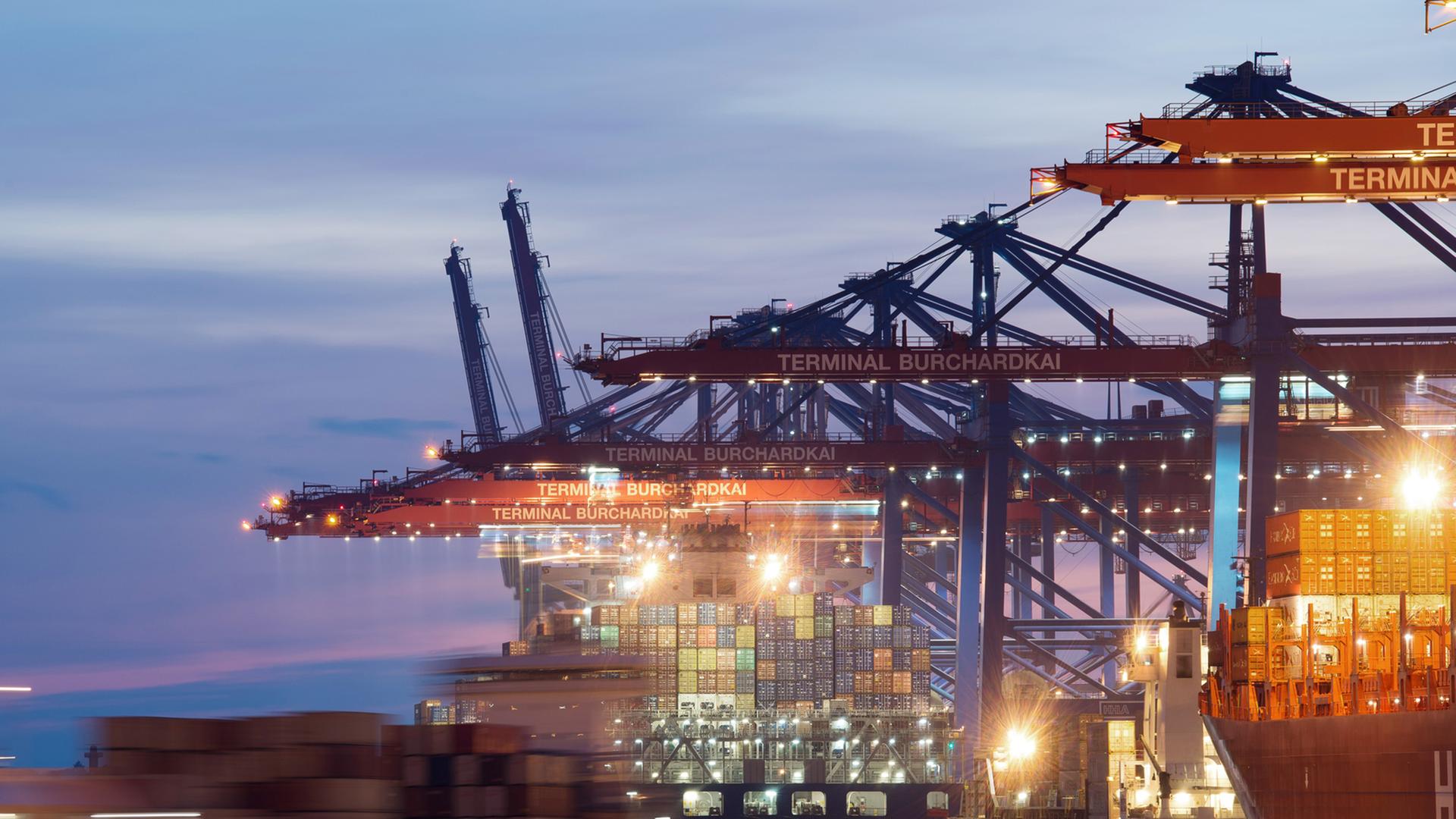 Containerschiffe kurz nach Sonnenuntergang im Hamburger Hafen am Terminal Burchardkai