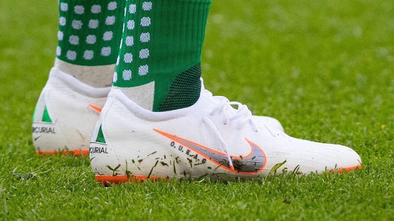 Ein Fußballer mit Schuhen von Nike Ein Fußballer mit Schuhen von Nike