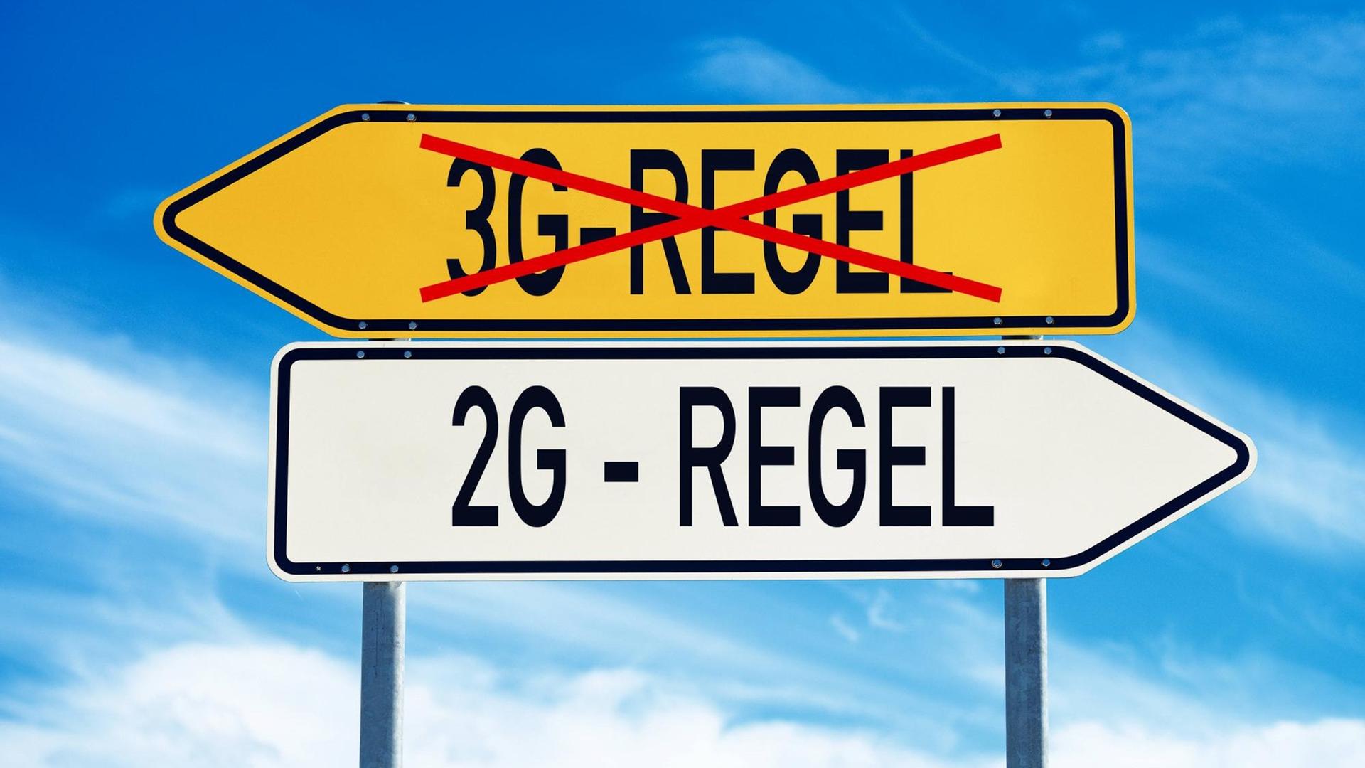 Zwei Schilder weisen in die jeweils andere Richtung. Das eine ist mit "3G-Regel" beschriftet und durchgestrichen, das andere zeigt "2G-Regel".