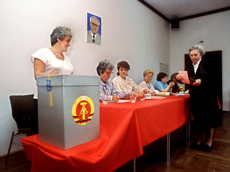 Blick in ein Wahllokal in Ost-Berlin während der Kommunalwahl am 7. Mai 1989.