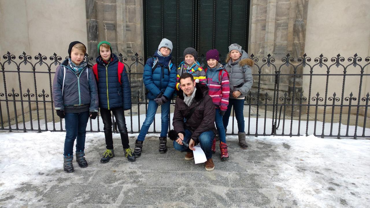 Tim und die Kinder vor der Tür, an die Luther seine Thesen genagelt haben soll