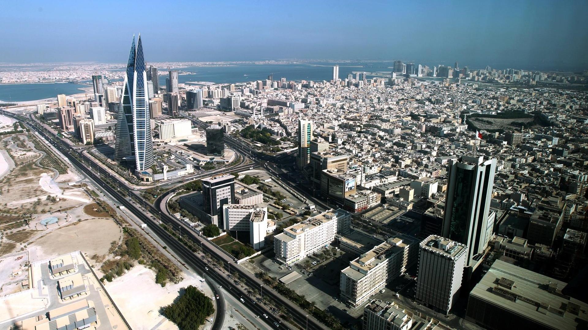 Zu sehen ist die Skyline einer Großstadt.