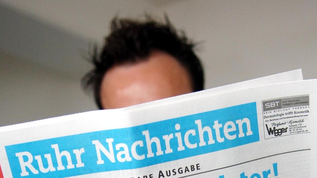 Ein Mann liest die "Ruhr Nachrichten"