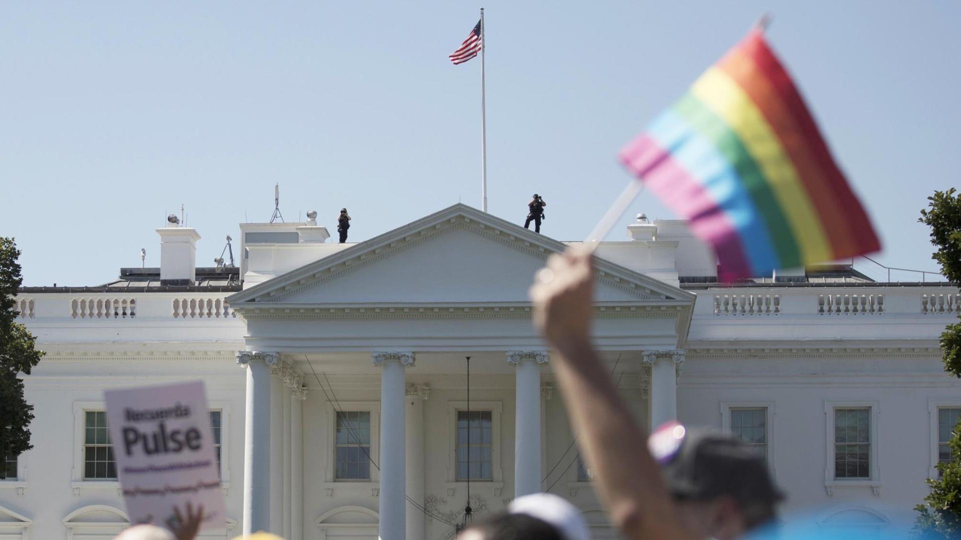 Das Bild zeigt das Weiße Haus. Davor ist eine Demonstration für Gleichheit, also für gleiche Rechte von Homo-Sexuellen, Bi-Sexuellen und Trans-Gendern. 