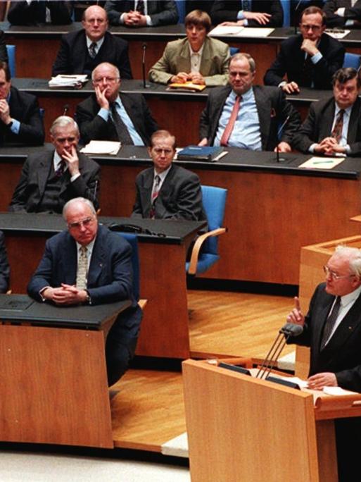 Bundespräsident Roman Herzog hält am 19. Januar 1996 während seiner vor dem Bundestag in Bonn, mit der er dazu aufruft, die Erinnerungen an die NS-Verbrechen wachzuhalten.