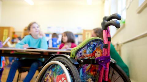 Ein Rollstuhl steht am 09.10.2014 in Stuttgart (Baden-Württemberg) im Klassenzimmer einer Gemeinschaftsschule.