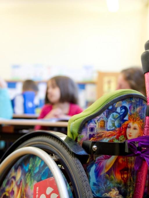 Ein Rollstuhl steht am 09.10.2014 in Stuttgart (Baden-Württemberg) im Klassenzimmer einer Gemeinschaftsschule.
