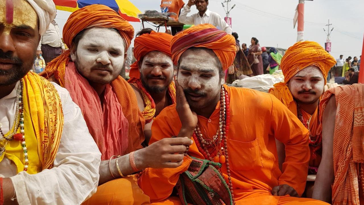 Ein Gruppe junger Nagas beim "Kumbha Mela", dem großen hinduistischen Pilgerfest
