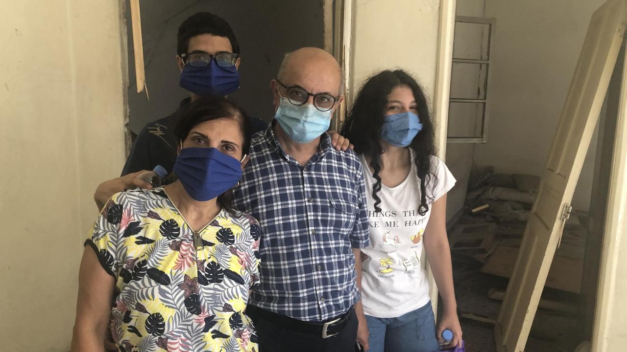 Die Familie Abu Assi in ihrer Wohnung nach der Explosion 2020 in Beirut
