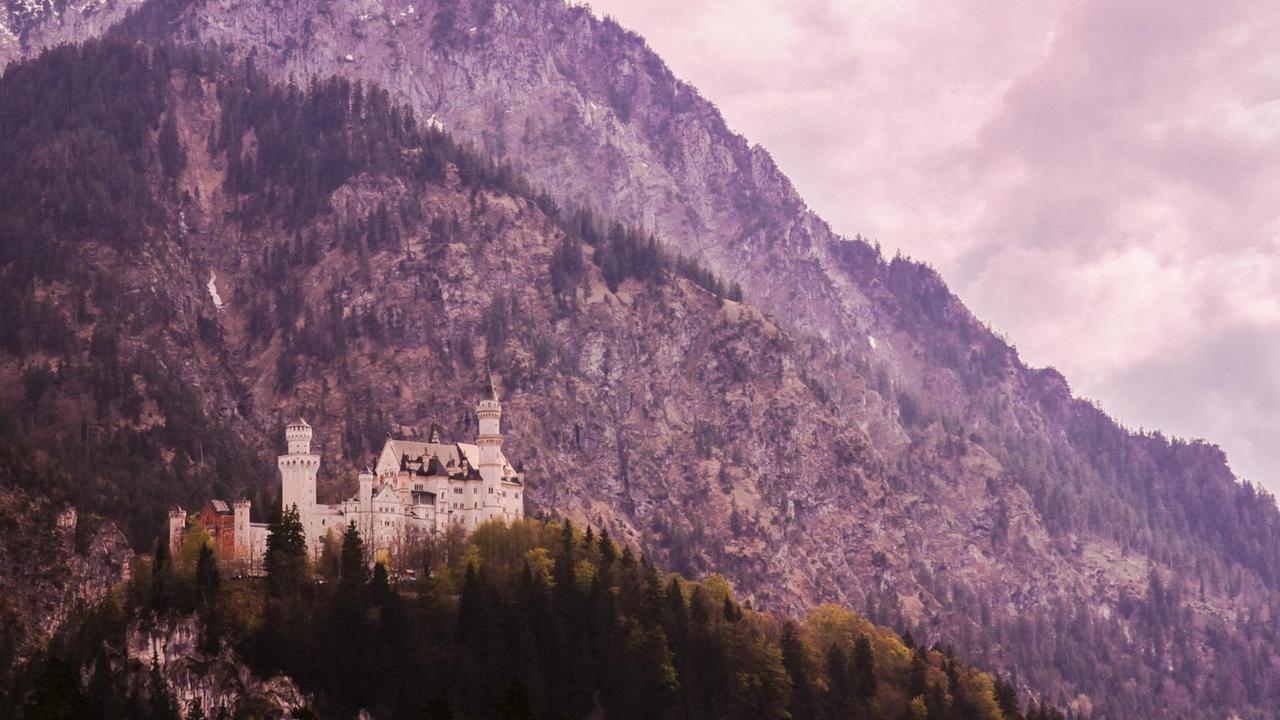 Das Schloss Neuschwanstein steht oberhalb von Hohenschwangau bei Füssen im südöstlichen bayerischen Allgäu. Die Architektur und Innenausstattung sind vom romantischen Eklektizismus des 19. Jahrhunderts geprägt; das Schloss gilt als ein Hauptwerk des Historismus.