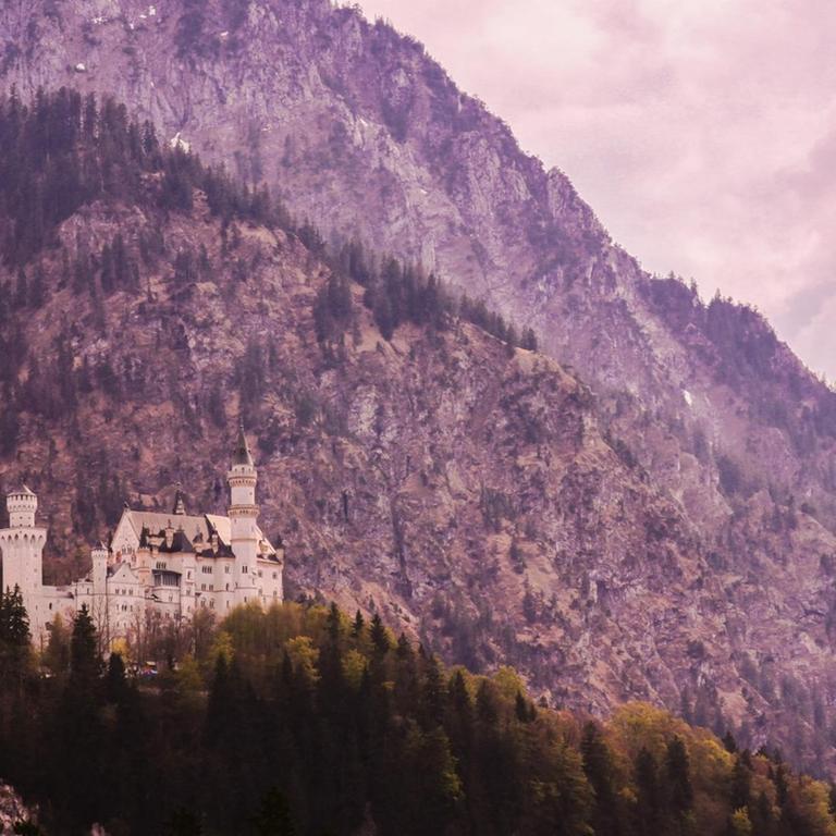 Das Schloss Neuschwanstein steht oberhalb von Hohenschwangau bei Füssen im südöstlichen bayerischen Allgäu. Die Architektur und Innenausstattung sind vom romantischen Eklektizismus des 19. Jahrhunderts geprägt; das Schloss gilt als ein Hauptwerk des Historismus.