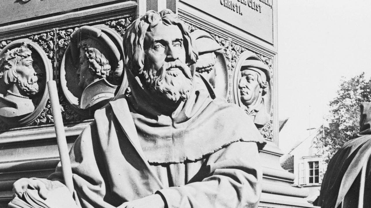 Der Wanderprediger Petrus Valdes als Skulptur am Martin-Luther-Denkmal in Worms