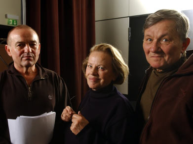 Die drei Schauspieler Herbert Sand, Gudrun Ritter und Klaus Manchen (v.lks.)