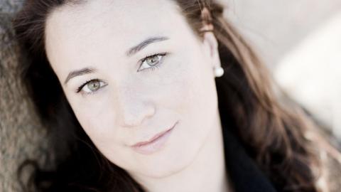 Porträtaufnahme der Sopranistin Christina Landshamer mit Perlenohrring