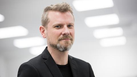 Christian Stöcker, Professor für Digitale Kommunikation an der Hamburger Hochschule für Angewandte Wissenschaften (HAW), sitzt am 03.02.2017 in Hamburg in dem neuen Newsroom der HAW.