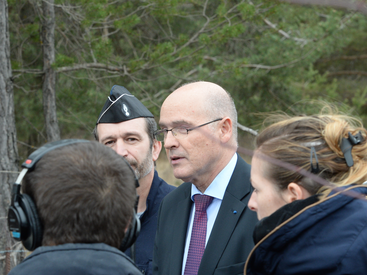 Der französische Staatsanwalt Brice Robin (Mitte) informiert sich in Seyne-les-Alpes über den Absturz des Germanwing-Flugs