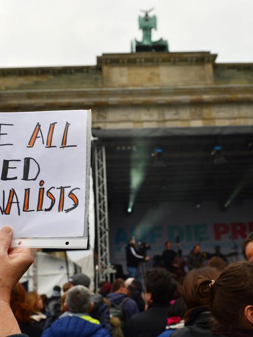 Demonstranten protestieren am 03.05.2017 in Berlin vor dem Brandenburger Tor bei einer Aktion von Amnesty International und Reporter ohne Grenzen der Initiative Free Deniz für Presse- und Meinungsfreiheit in der Türkei und die Freilassung inhaftierter Journalisten.