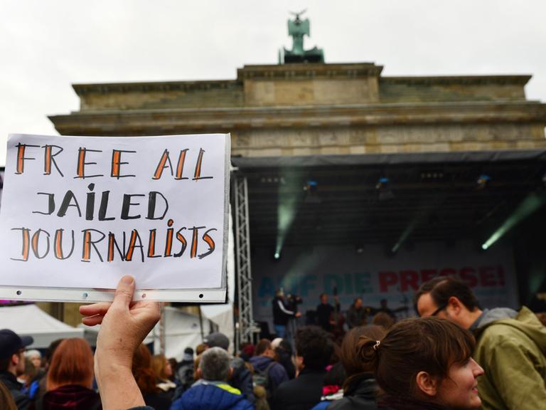 Demonstranten protestieren am 03.05.2017 in Berlin vor dem Brandenburger Tor bei einer Aktion von Amnesty International und Reporter ohne Grenzen der Initiative Free Deniz für Presse- und Meinungsfreiheit in der Türkei und die Freilassung inhaftierter Journalisten.
