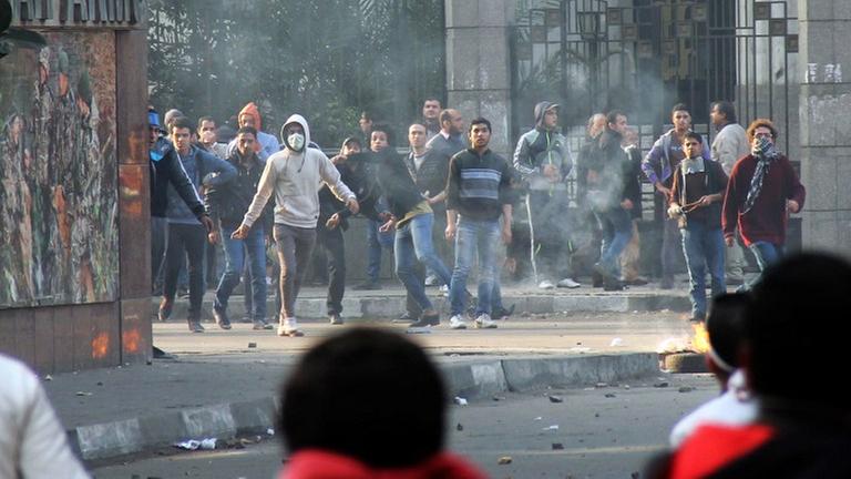 Ausschreitungen in Kairo zwischen Anhängern der Muslimbrüder (Hintergrund) und der neuen Regierung.