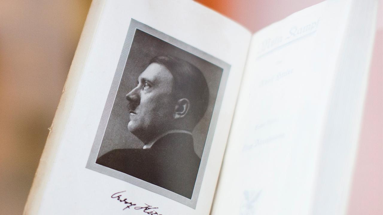 Das Buch "Mein Kampf - 1. Band" von Adolf Hitler wird im Kunstmuseum in Solingen in der Ausstellung "Die verbrannten Dichter" gezeigt.