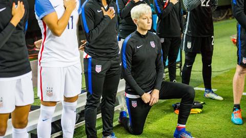 Fußballerin Megan Rapinoe kniet 2016 während der US-Hymne.